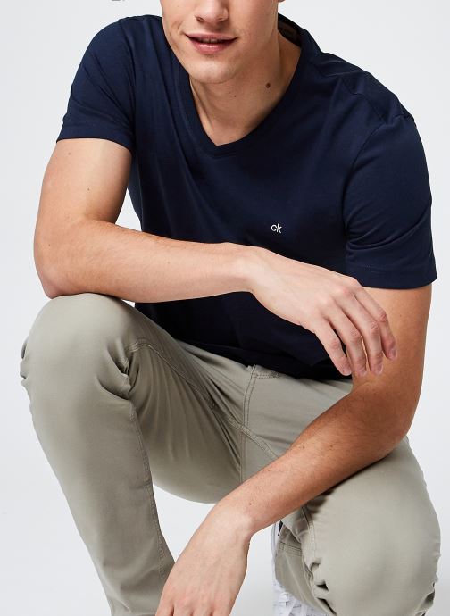 Logo Embroidery V-Neck T-Shirt par Calvin Klein