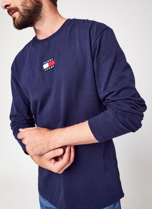 Tjm Ls Tommy Badge Tee par Tommy Jeans
