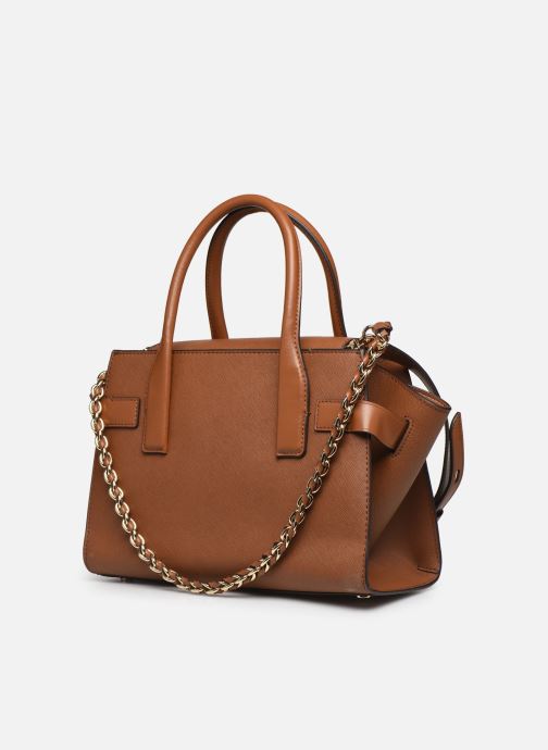 Ça alors..  40+  Raisons pour Sac Carmen Michael Kors! Its belted side gussets can be adjusted and open to a.