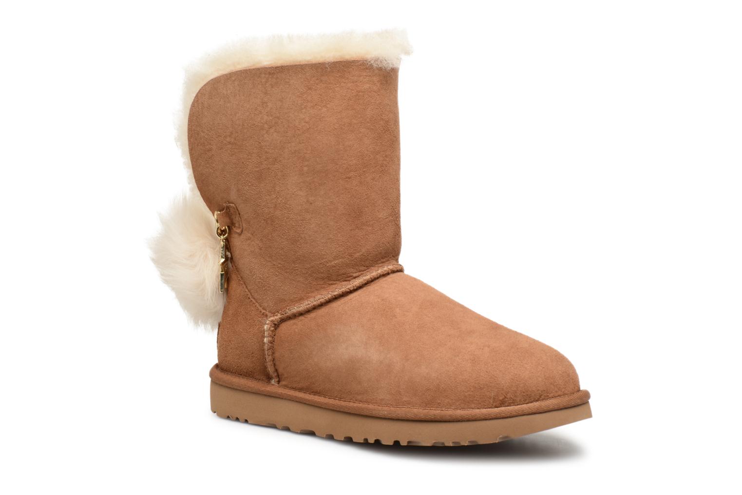 W Classic Charm Boot par UGG