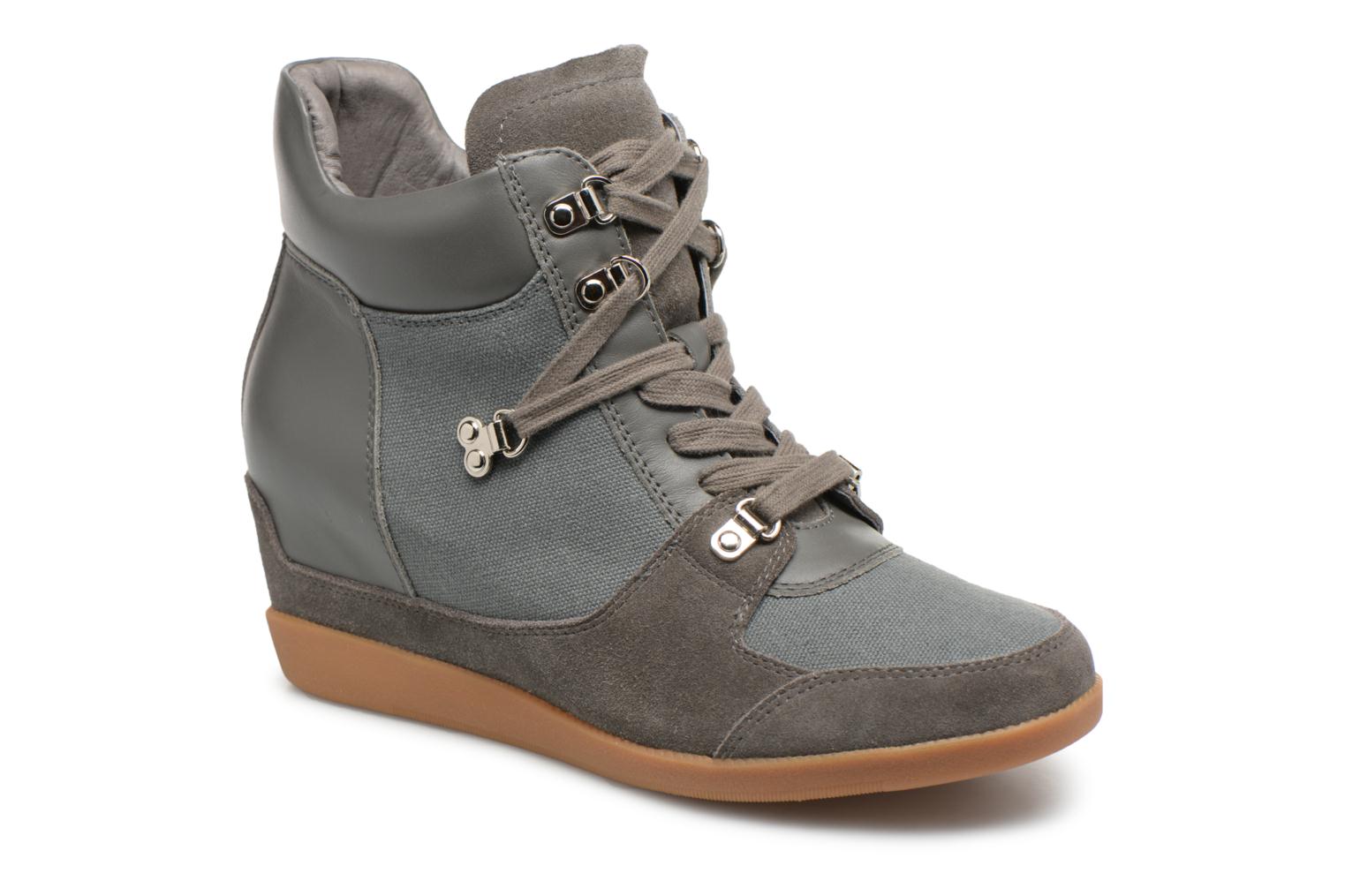 Emmy Hike par Shoe the bear